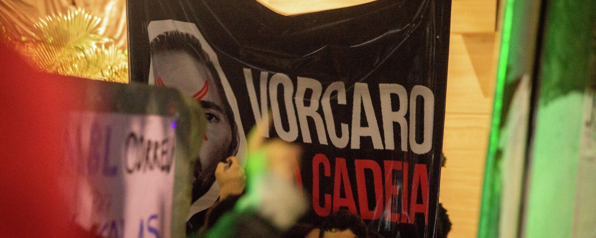 Manifestantes levam cartaz contra Daniel Vorcaro, empresário brasileiro envolvido no escândalo no do Banco Master - Sputnik Brasil, 1920, 22.01.2026