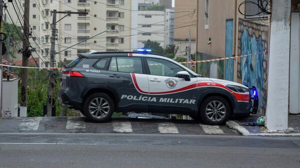 Viatura isola rua onde aconteceu tentativa de assalto, na zona sul de São Paulo, em janeiro de 2026 - Sputnik Brasil