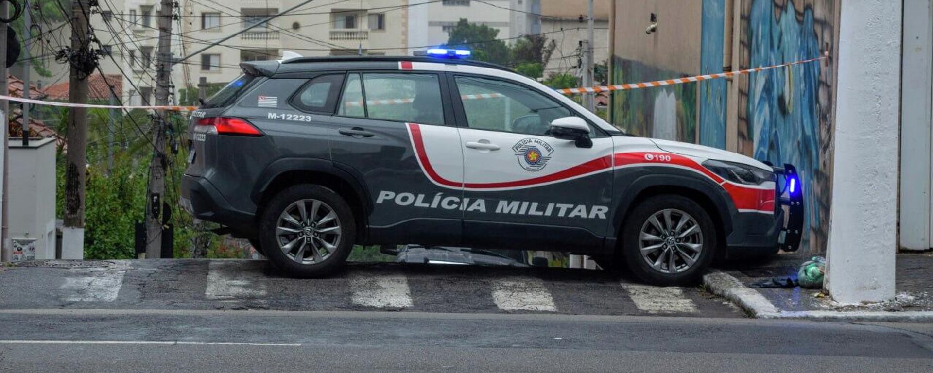 Viatura isola rua onde aconteceu tentativa de assalto, na zona sul de São Paulo, em janeiro de 2026 - Sputnik Brasil, 1920, 23.01.2026