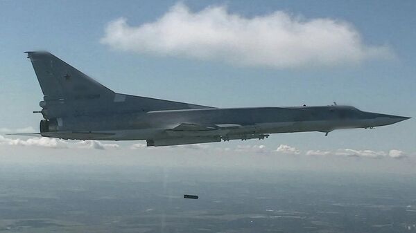 Avião bombardeiro de longo alcance Tu-22M3 russo durante um ataque. - Sputnik Brasil