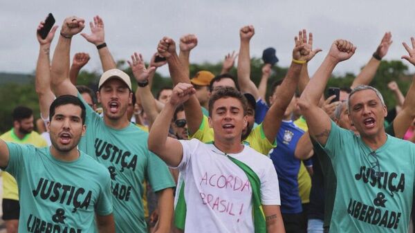 O deputado federal Nikolas Ferreira (ao centro) durante caminhada em direção a Brasília - Sputnik Brasil