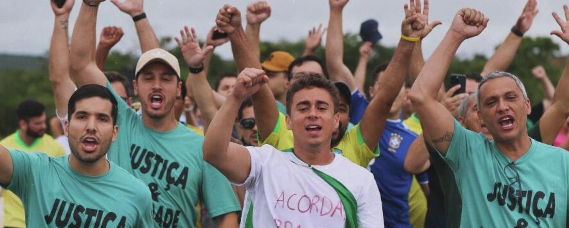 O deputado federal Nikolas Ferreira (ao centro) durante caminhada em direção a Brasília - Sputnik Brasil, 1920, 25.01.2026