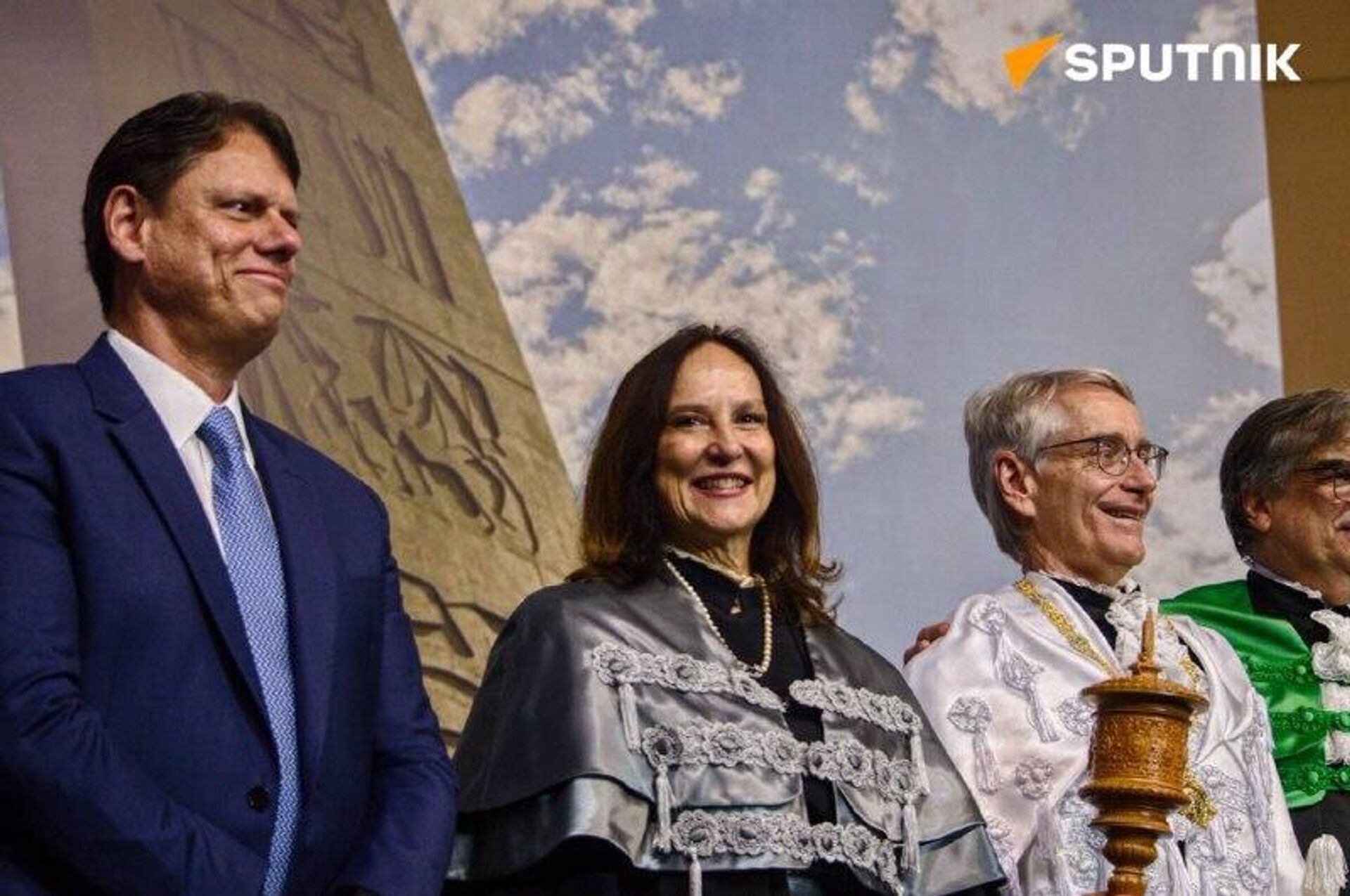 Após anunciar reeleição, Tarcísio evita comentar Bolsonaro em primeira agenda na capital