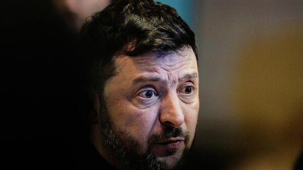 Vladimir Zelensky conversa com a imprensa durante o Fórum Econômico Mundial, em Davos. Suíça, 22 de janeiro de 2026 - Sputnik Brasil