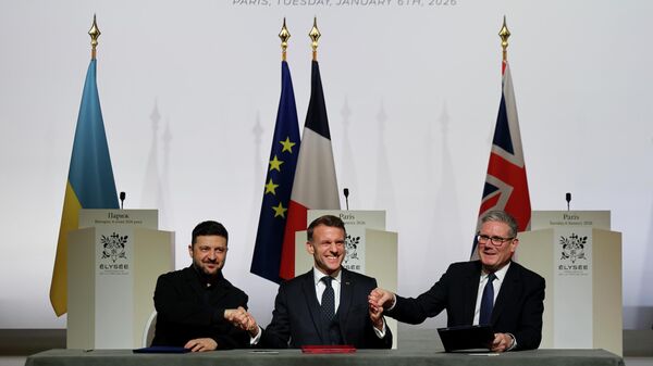 O líder ucraniano Vladimir Zelensky (à esq.), o presidente da França, Emmanuel Macron (centro), e o primeiro-ministro do Reino Unido, Keir Starmer, durante assinatura de acordo que estabelece tropas britânicas e francesas na Ucrânia após cessar-fogo, em janeiro de 2026 - Sputnik Brasil