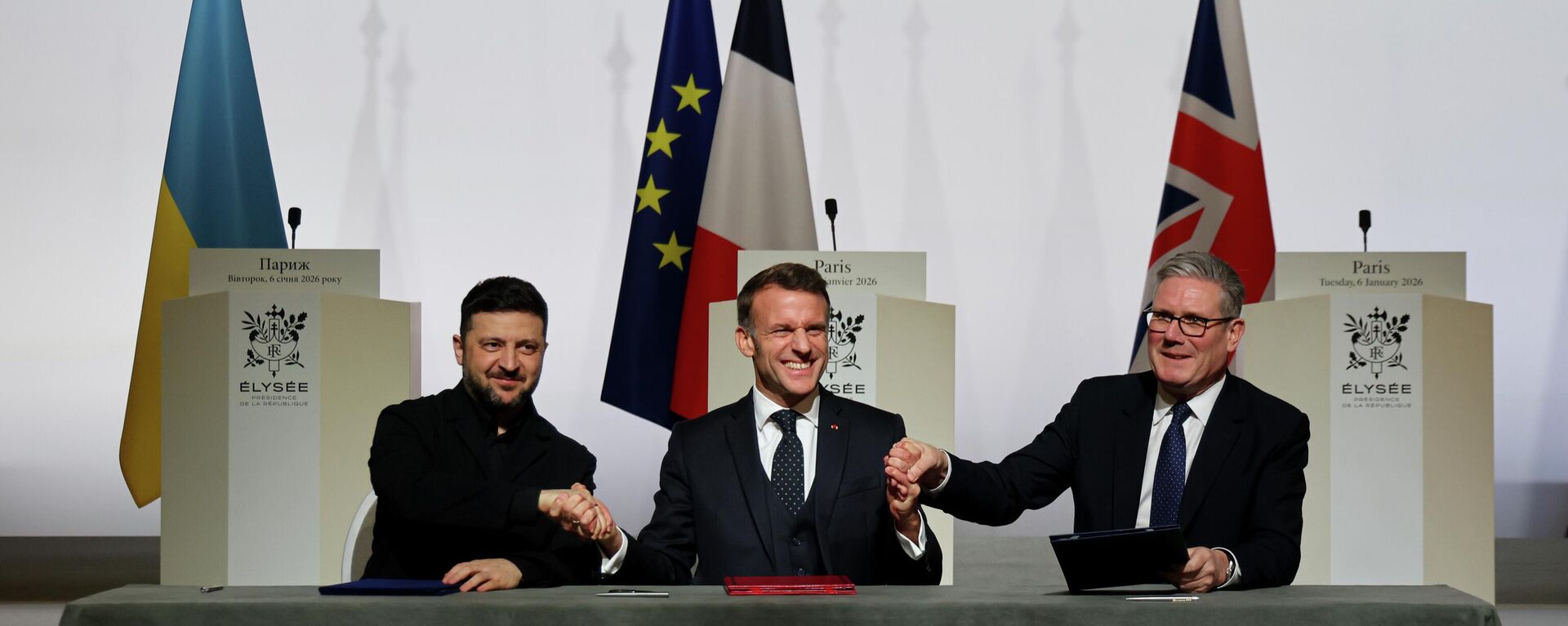 O líder ucraniano Vladimir Zelensky (à esq.), o presidente da França, Emmanuel Macron (centro), e o primeiro-ministro do Reino Unido, Keir Starmer, durante assinatura de acordo que estabelece tropas britânicas e francesas na Ucrânia após cessar-fogo, em janeiro de 2026 - Sputnik Brasil, 1920, 18.06.2026