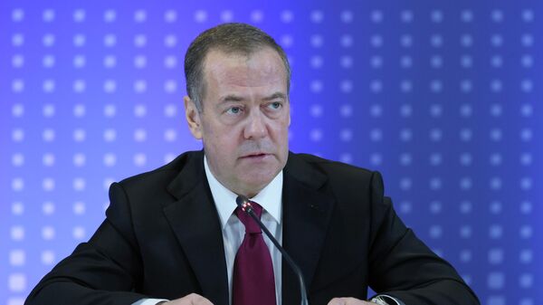 O vice-presidente do Conselho de Segurança da Rússia, Dmitry Medvedev, preside uma reunião do Presidium do Conselho Presidencial de Ciência e Educação no Centro de Inovação de Skolkovo, em dezembro de 2025 - Sputnik Brasil