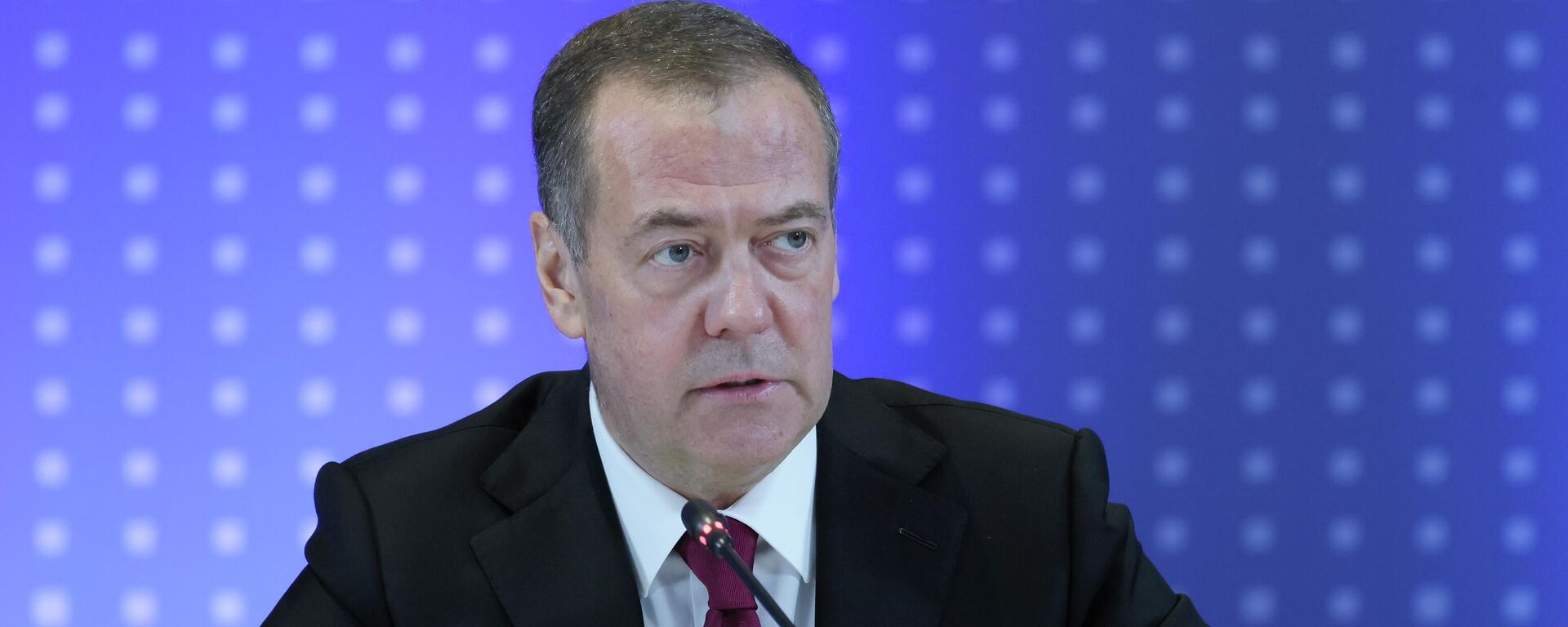 O vice-presidente do Conselho de Segurança da Rússia, Dmitry Medvedev, preside uma reunião do Presidium do Conselho Presidencial de Ciência e Educação no Centro de Inovação de Skolkovo, em dezembro de 2025 - Sputnik Brasil, 1920, 25.01.2026