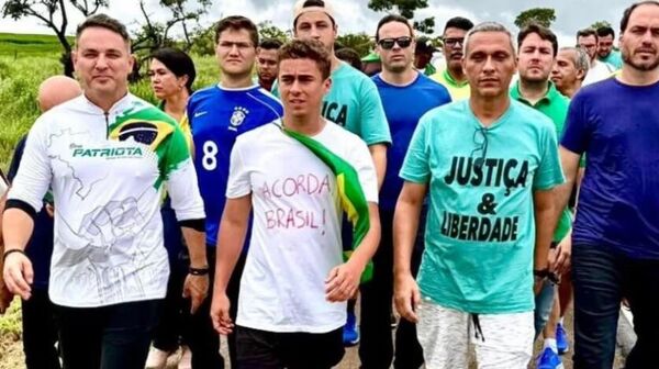 Nikolas caminha até Brasília acompanhado por apoiadores - Sputnik Brasil