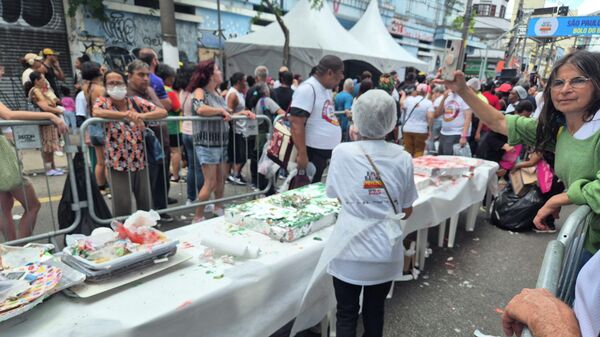 A tradicional Festa do Bolo do Bixiga mobilizou centenas de pessoas na rua Rui Barbosa, em São Paulo. Brasil, 25 de janeiro de 2026 - Sputnik Brasil