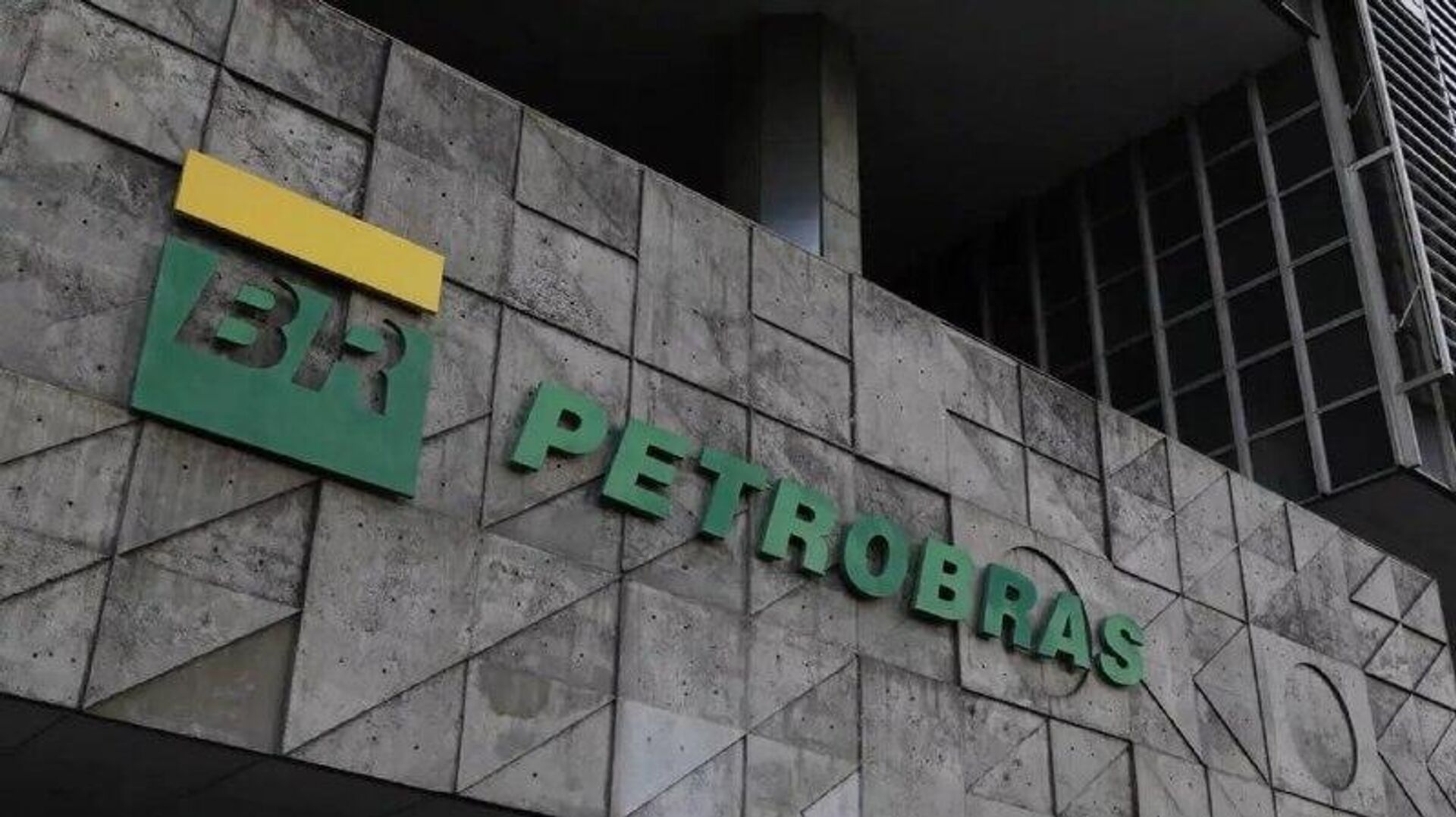 Petrobras reduz preço da gasolina na refinaria em 5,2% Petrobras reduz preço da gasolina na refinaria em 5,2% - Sputnik Brasil, 1920, 26.01.2026