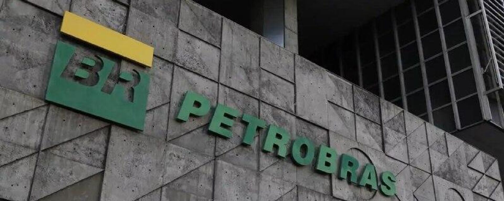 Petrobras reduz preço da gasolina na refinaria em 5,2% - Sputnik Brasil, 1920, 26.01.2026