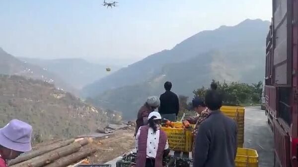 Drones ajudam agricultores a transportar colheitas na China - Sputnik Brasil
