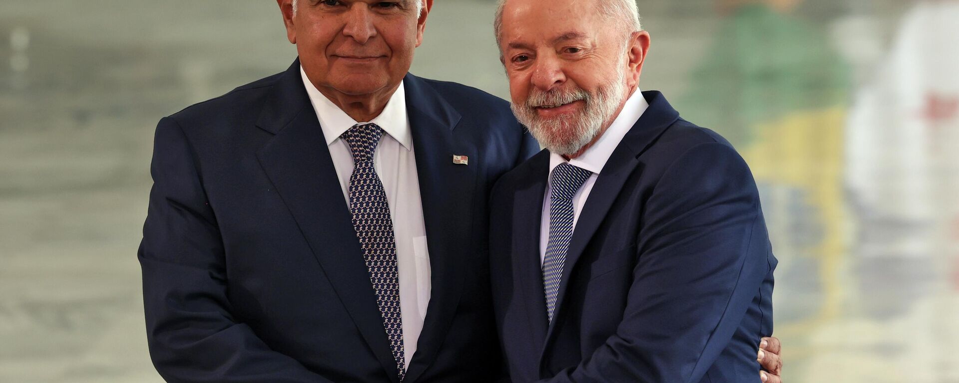 O presidente brasileiro Luiz Inácio Lula da Silva durante reunião bilateral com o presidente do Panamá, José Raúl Mulino, no Palácio do Planalto, Brasília, 28 de agosto de 2025 - Sputnik Brasil, 1920, 27.01.2026