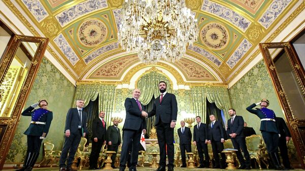 Vladimir Putin recebe presidente iterino Ahmed al-Sharaa da Síria no Kremlin - Sputnik Brasil