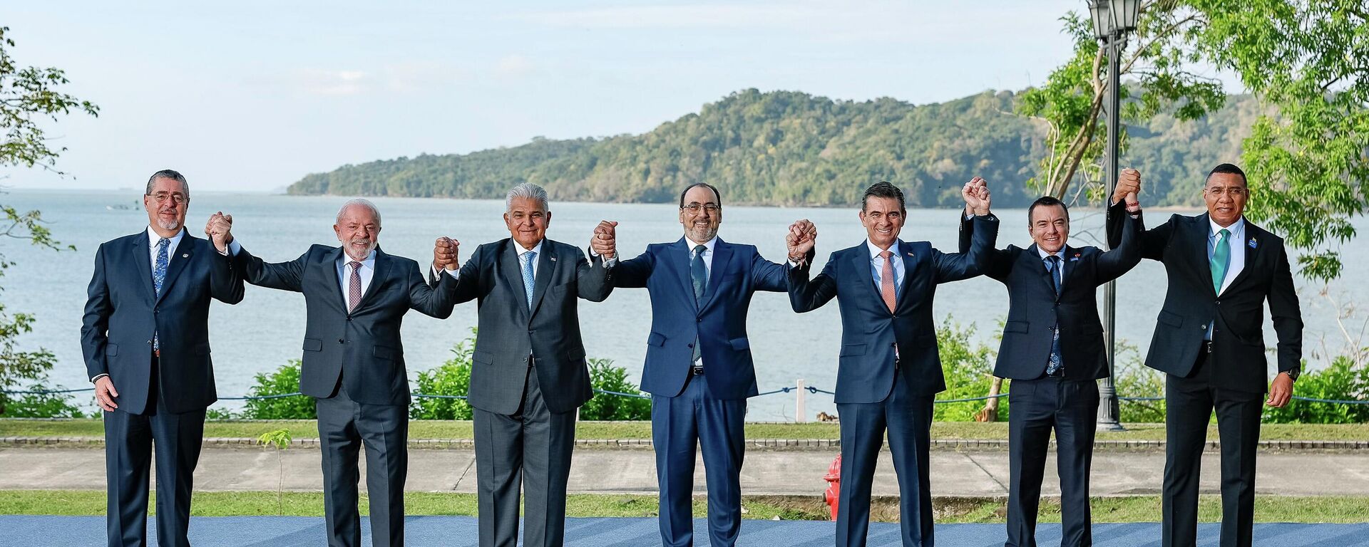 O presidente do Brasil, Luiz Inácio Lula da Silva (segundo da esq. para a dir.), durante fotografia de família durante o Fórum Econômico Internacional da América Latina - Sputnik Brasil, 1920, 28.01.2026
