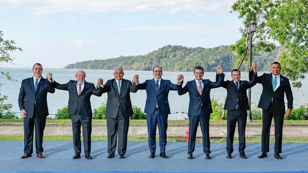 O presidente do Brasil, Luiz Inácio Lula da Silva (segundo da esq. para a dir.), durante fotografia de família durante o Fórum Econômico Internacional da América Latina - Sputnik Brasil