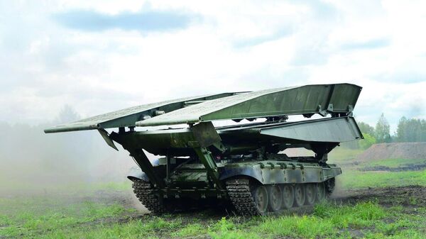 Ponte para tanques russa MTU-90M abre caminho em zonas de combate  - Sputnik Brasil