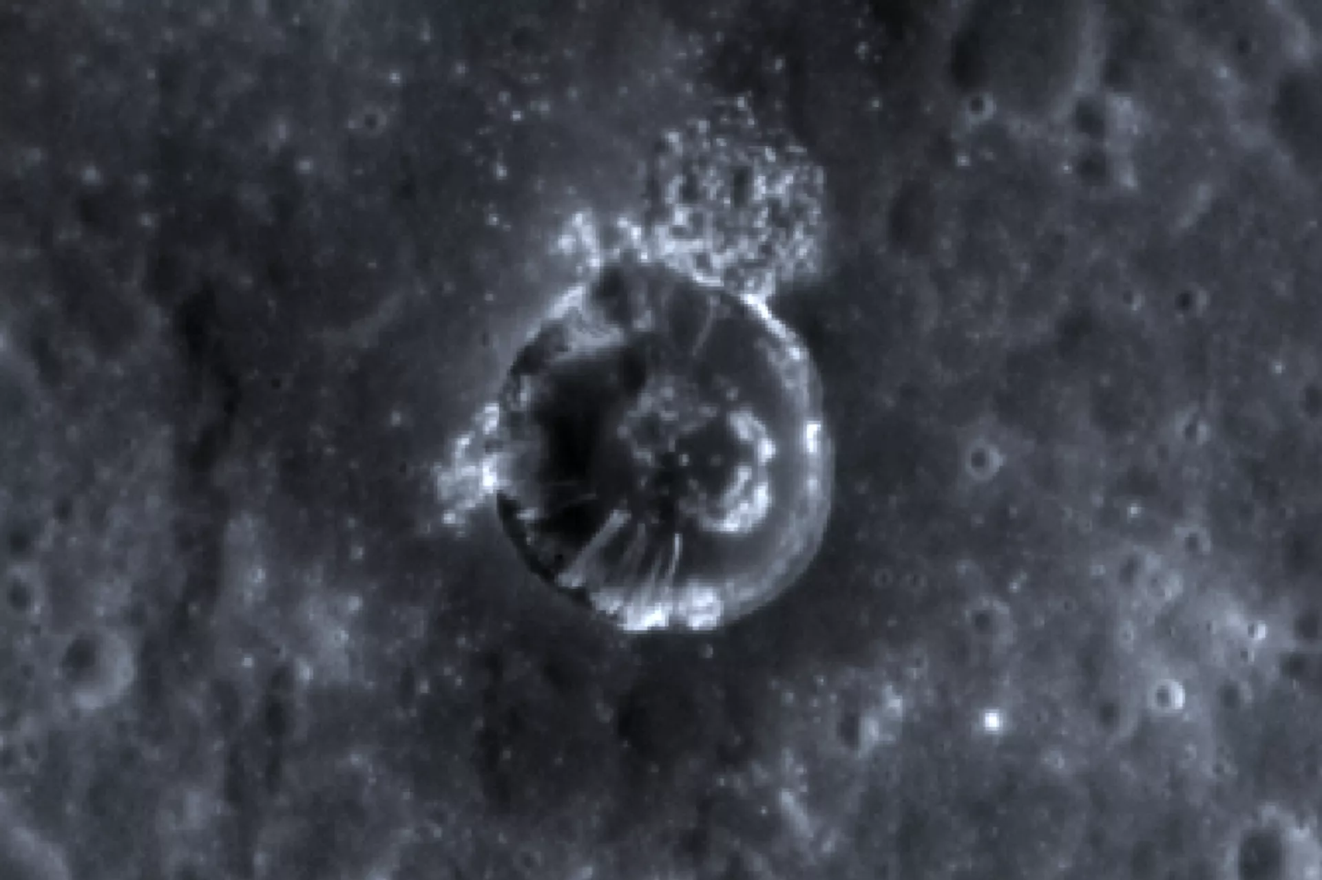 Linhas nas encostas de uma cratera em Mercúrio, fotografadas pela sonda MESSENGER em 10 de abril de 2014 - Sputnik Brasil, 1920, 30.01.2026