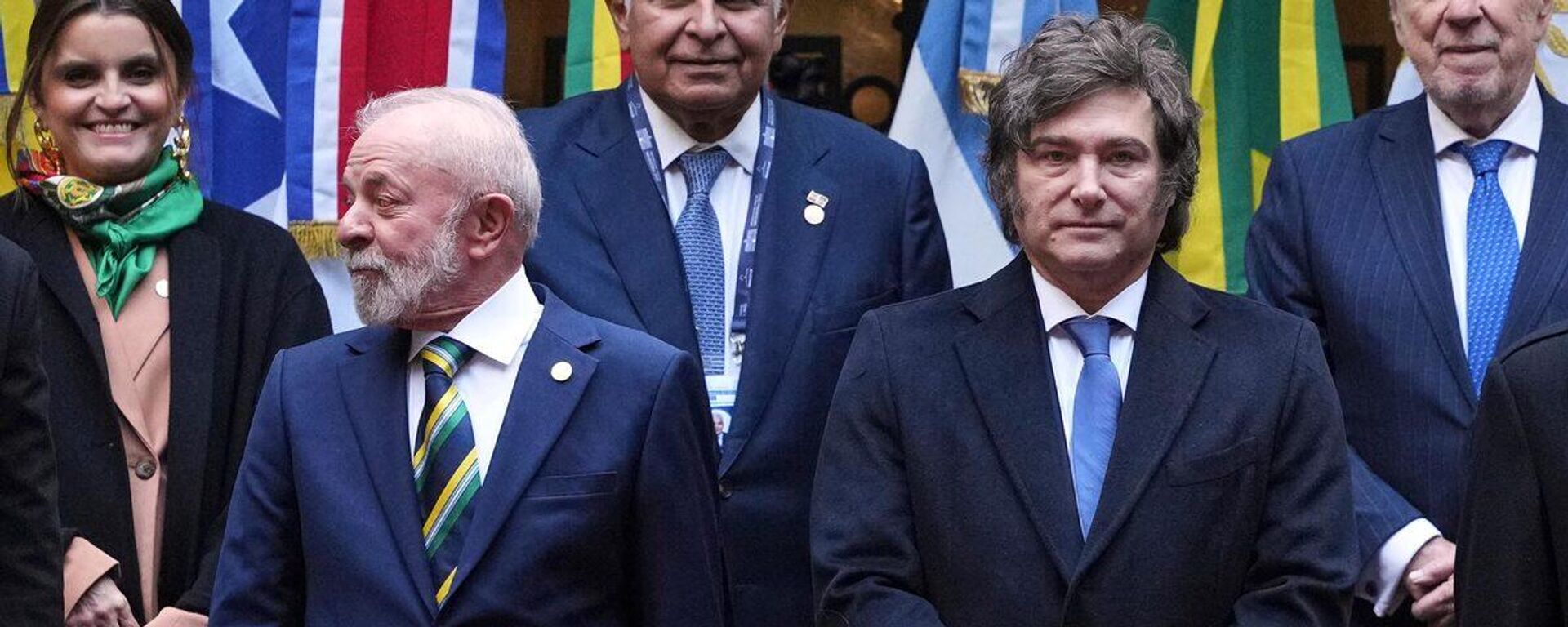 O presidente do Brasil, Luiz Inácio Lula da Silva (à esquerda, em primeiro plano), e o presidente da Argentina, Javier Milei, posam para uma foto em grupo durante a Cúpula do Mercosul em Buenos Aires, Argentina, em 3 de julho de 2025 - Sputnik Brasil, 1920, 30.01.2026