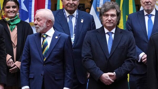 O presidente do Brasil, Luiz Inácio Lula da Silva (à esquerda, em primeiro plano), e o presidente da Argentina, Javier Milei, posam para uma foto em grupo durante a Cúpula do Mercosul em Buenos Aires, Argentina, em 3 de julho de 2025 O presidente do Brasil, Luiz Inácio Lula da Silva (à esquerda, em primeiro plano), e o presidente da Argentina, Javier Milei, posam para uma foto em grupo durante a Cúpula do Mercosul em Buenos Aires, Argentina, em 3 de julho de 2025 - Sputnik Brasil