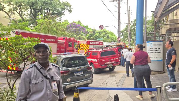Bombeiros e seguraça local isolam a entrada de emergência do Hospital das Clínicas de São Paulo. Brasil, 30 de janeiro de 2026 - Sputnik Brasil