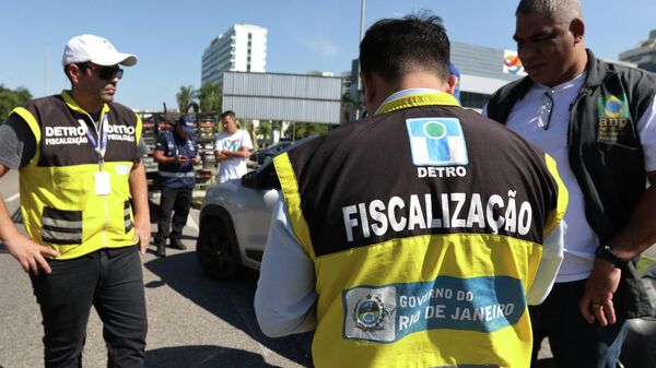 Agentes da Agência Nacional do Petróleo, Gás Natural e Biocombustíveis (ANP), Procon, Naturgy, Ipem, Inmetro, Detro e Detran realizam força-tarefa para fiscalizar postos de combustíveis, com foco no abastecimento com GNV, na zona oeste do Rio. - Sputnik Brasil