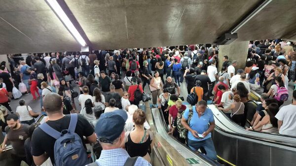 Passageiros se aglomeram na estação da Luz após falha técnica afetar operação do metrô em São Paulo. 31 de janeiro de 2026 - Sputnik Brasil