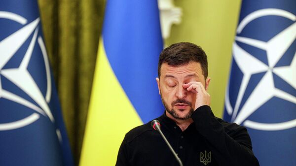 O líder ucraniano Vladimir Zelensky fala com jornalistas durante uma coletiva de imprensa conjunta com o secretário-geral da OTAN, Mark Rutte, em Kiev, Ucrânia, 3 de outubro de 2024 - Sputnik Brasil