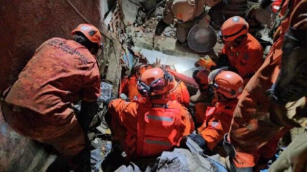 Duas pessoas são soterradas após imóveis desabarem na região do Maracanã - Sputnik Brasil