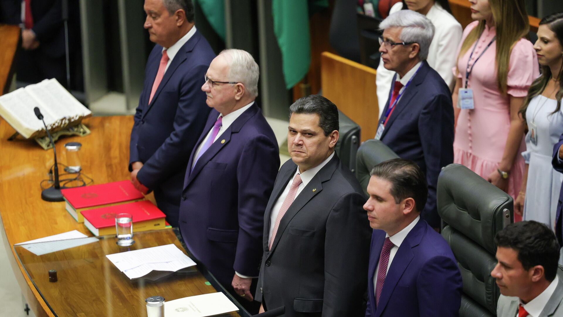 O presidente do Congresso, senador Davi Alcolumbre, o presidente da Câmara, deputado Hugo Motta, o presidente do STF, Edson Fachin, e o ministro da Casa Civil, Rui Costa, participam da sessão de reabertura dos trabalhos do Congresso Nacional. - Sputnik Brasil, 1920, 02.02.2026