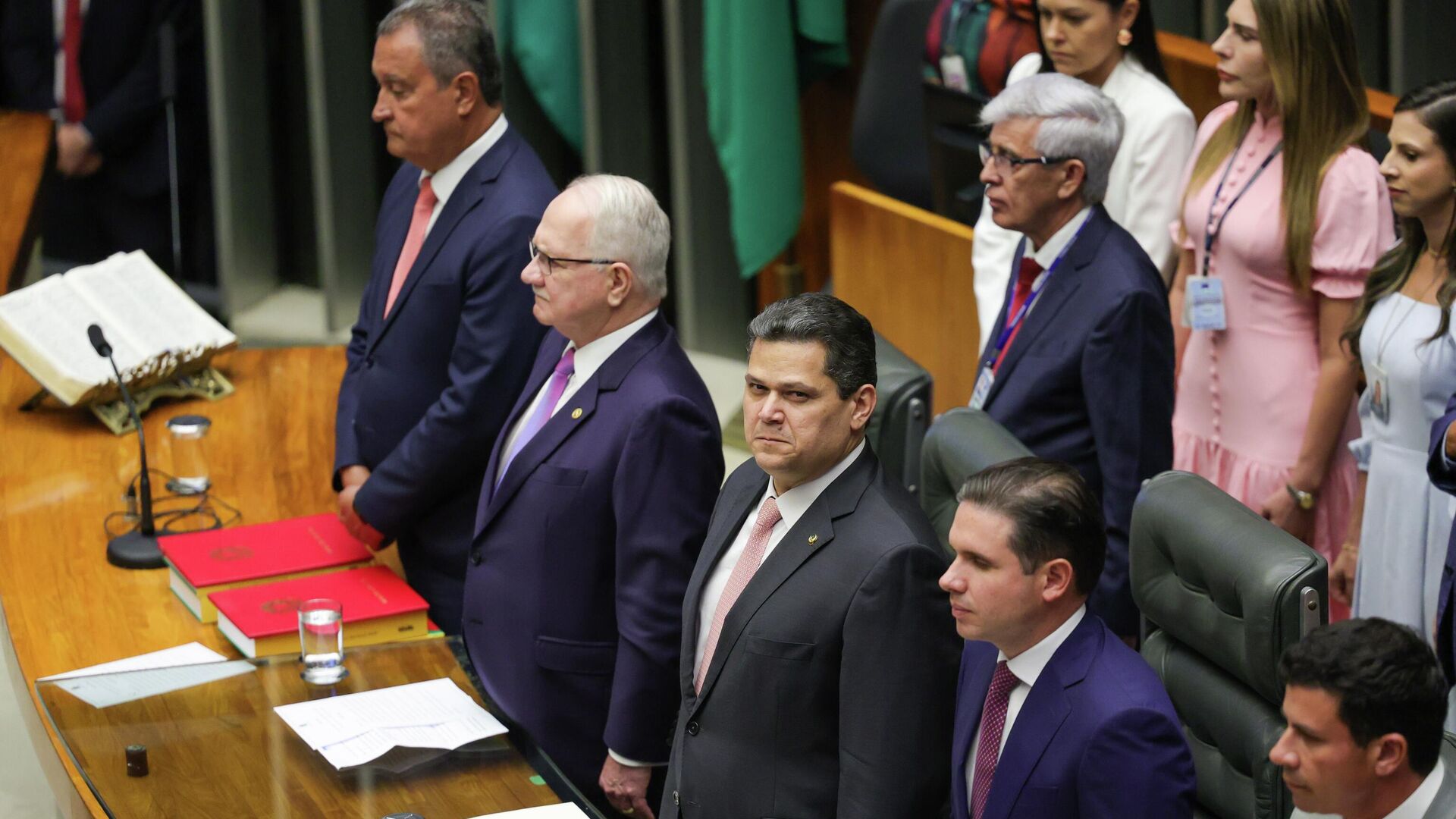 O presidente do Congresso, senador Davi Alcolumbre, o presidente da Câmara, deputado Hugo Motta, o presidente do STF, Edson Fachin, e o ministro da Casa Civil, Rui Costa, participam da sessão de reabertura dos trabalhos do Congresso Nacional. - Sputnik Brasil, 1920, 02.02.2026