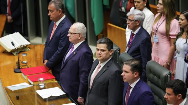 O presidente do Congresso, senador Davi Alcolumbre, o presidente da Câmara, deputado Hugo Motta, o presidente do STF, Edson Fachin, e o ministro da Casa Civil, Rui Costa, participam da sessão de reabertura dos trabalhos do Congresso Nacional. - Sputnik Brasil