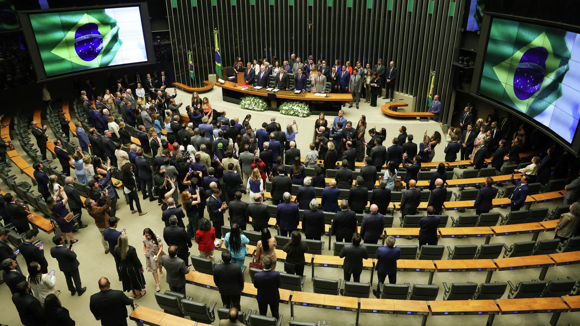 O presidente do Congresso, senador Davi Alcolumbre, o presidente da Câmara, deputado Hugo Motta, o presidente do STF, Edson Fachin, e o ministro da Casa Civil, Rui Costa, participam da sessão de reabertura dos trabalhos do Congresso Nacional.  - Sputnik Brasil, 1920, 02.02.2026