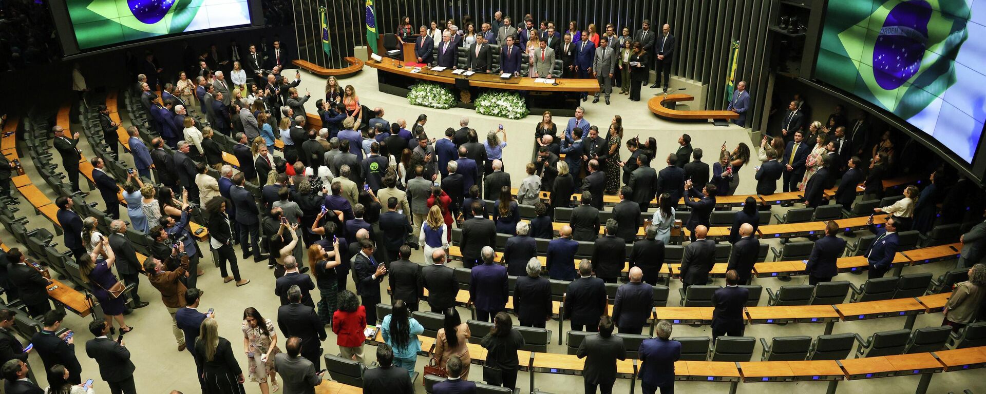 O presidente do Congresso, senador Davi Alcolumbre; o presidente da Câmara, deputado Hugo Motta; o presidente do STF, Edson Fachin; e o ministro da Casa Civil, Rui Costa, participam da sessão de reabertura dos trabalhos do Congresso Nacional - Sputnik Brasil, 1920, 06.04.2026