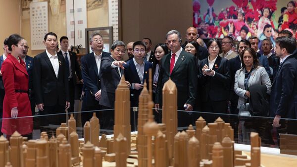 O presidente uruguaio Yamandú Orsi durante sua viagem à China, 2 de fevereiro de 2026 - Sputnik Brasil