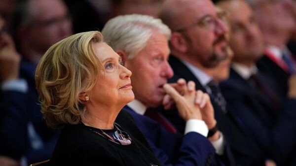Em primeiro plano, a ex-secretária de Estado dos EUA, Hillary Clinton, seguida do ex-presidente dos EUA, Bill Clinton, durante a conferência internacional que marca o 25º aniversário do Acordo de Belfast/Sexta-Feira Santa, na Queen's University Belfast, 19 de abril de 2023 - Sputnik Brasil