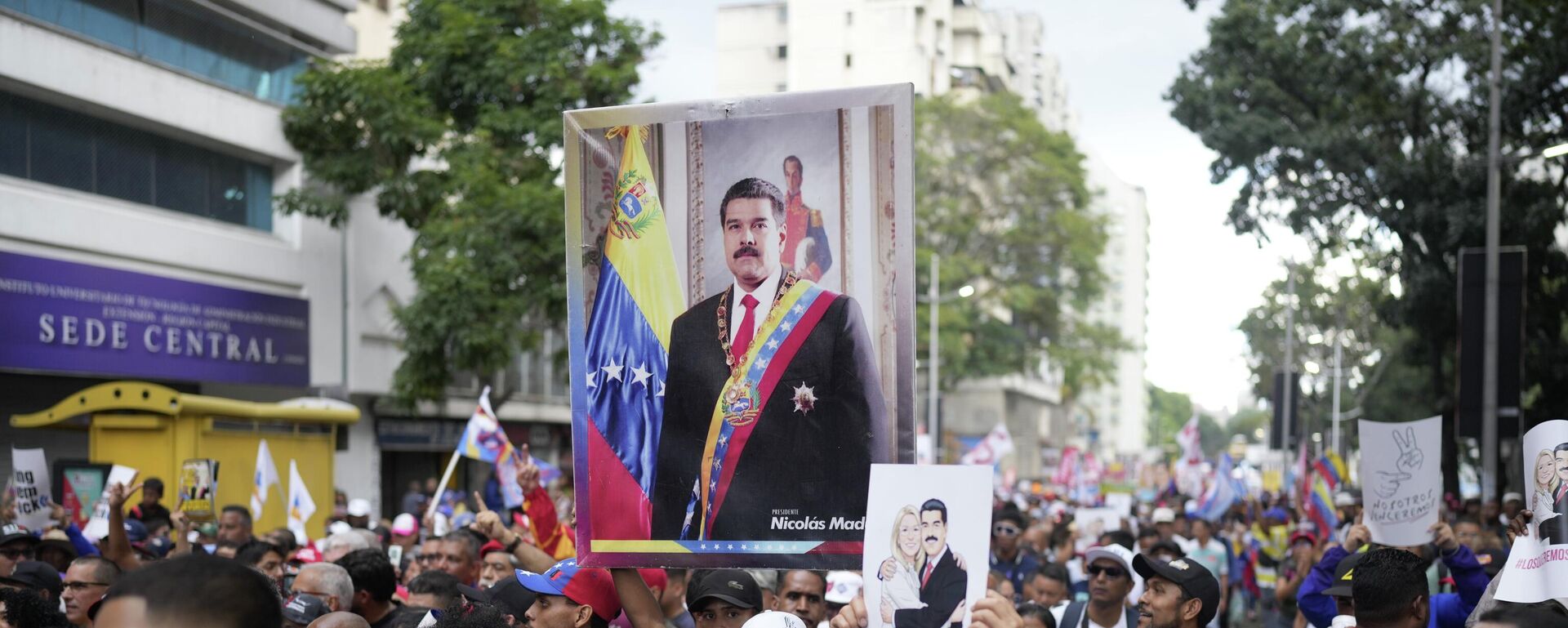 Apoiadores de Nicolás Maduro carregam um retrato do ex-presidente durante uma manifestação que marca o aniversário do golpe de 1958 que derrubou o ditador venezuelano Marcos Pérez Jiménez, em Caracas. Venezuela, 23 de janeiro de 2026 - Sputnik Brasil, 1920, 03.02.2026