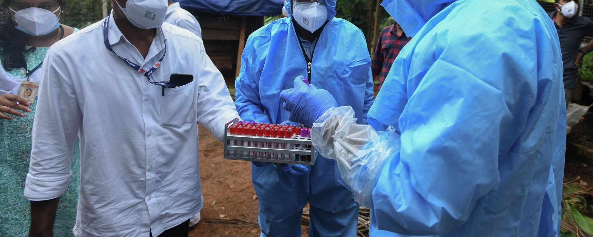 Funcionários da área da saúde recolhem amostras de sangue após uma criança de 12 anos morrer com o vírus Nipah, na Índia, em setembro de 2021 - Sputnik Brasil, 1920, 03.02.2026