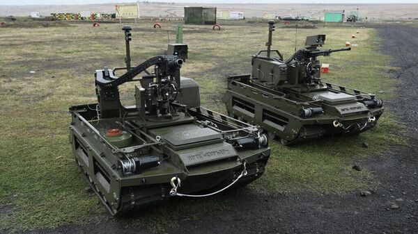 Plataforma robótica terrestre (NRTK, na sigla em russo) Kurier na ação militar-patriótica, na região de Rostov - Sputnik Brasil