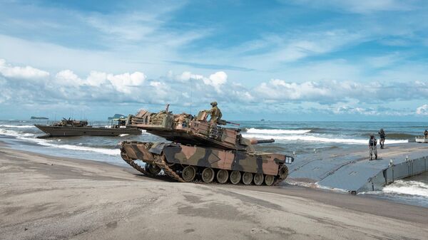 Um tanque de batalha principal M1A1 Abrams do 2º Regimento de Cavalaria do Exército Australiano desembarca na praia de uma base naval em San Antonio, Zambales, Filipinas, durante um exercício combinado de assalto anfíbio em grande escala, 25 de agosto de 2023 - Sputnik Brasil