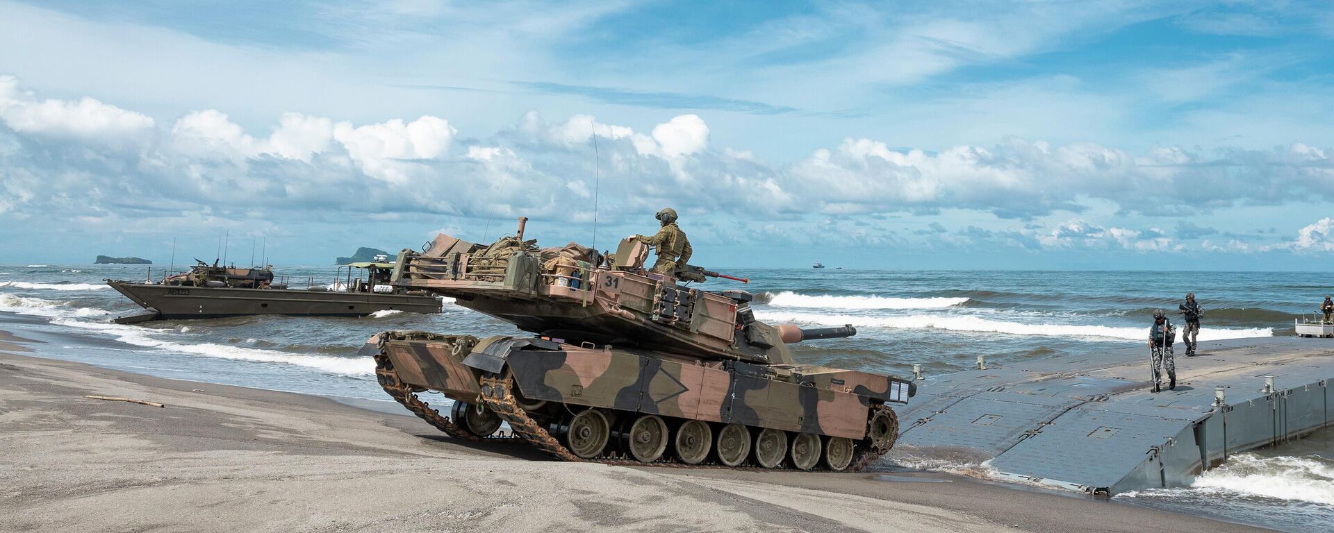 Um tanque de batalha principal M1A1 Abrams do 2º Regimento de Cavalaria do Exército Australiano desembarca na praia de uma base naval em San Antonio, Zambales, Filipinas, durante um exercício combinado de assalto anfíbio em grande escala, 25 de agosto de 2023 - Sputnik Brasil, 1920, 04.02.2026