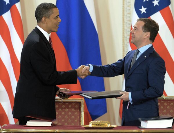 O então presidente dos Estados Unidos, Barack Obama, e o então presidente da Rússia, Dmitry Medvedev, após assinarem o Novo Tratado START no Castelo de Praga, em 8 de abril de 2010 - Sputnik Brasil
