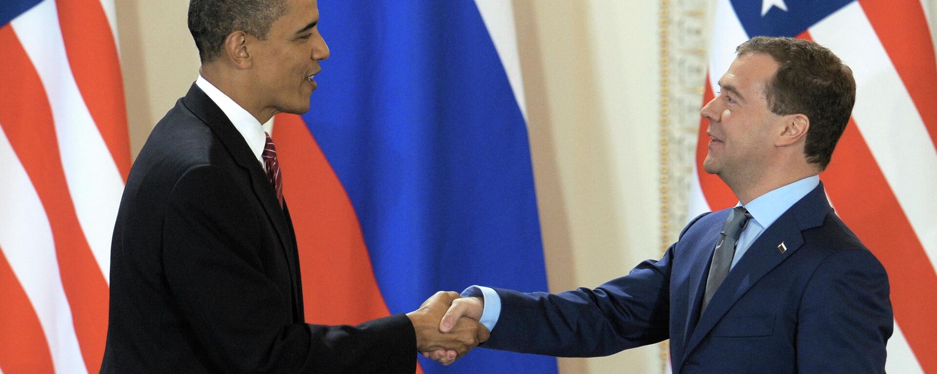 O então presidente dos Estados Unidos, Barack Obama, e o então presidente da Rússia, Dmitry Medvedev, após assinarem o Novo Tratado START no Castelo de Praga, em 8 de abril de 2010 - Sputnik Brasil, 1920, 05.02.2026