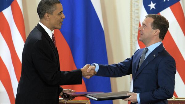 O então presidente dos Estados Unidos, Barack Obama, e o então presidente da Rússia, Dmitry Medvedev, após assinarem o Novo Tratado START no Castelo de Praga, em 8 de abril de 2010 - Sputnik Brasil