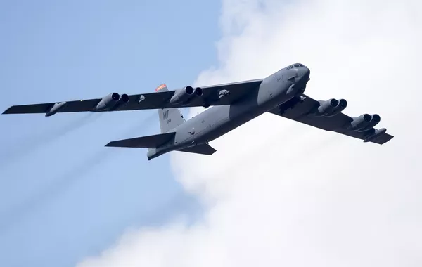 Um bombardeiro B-52 da Força Aérea dos EUA sobrevoa o campo de treinamento em Pabrade durante o exercício militar Iron Wolf 2016.  - Sputnik Brasil