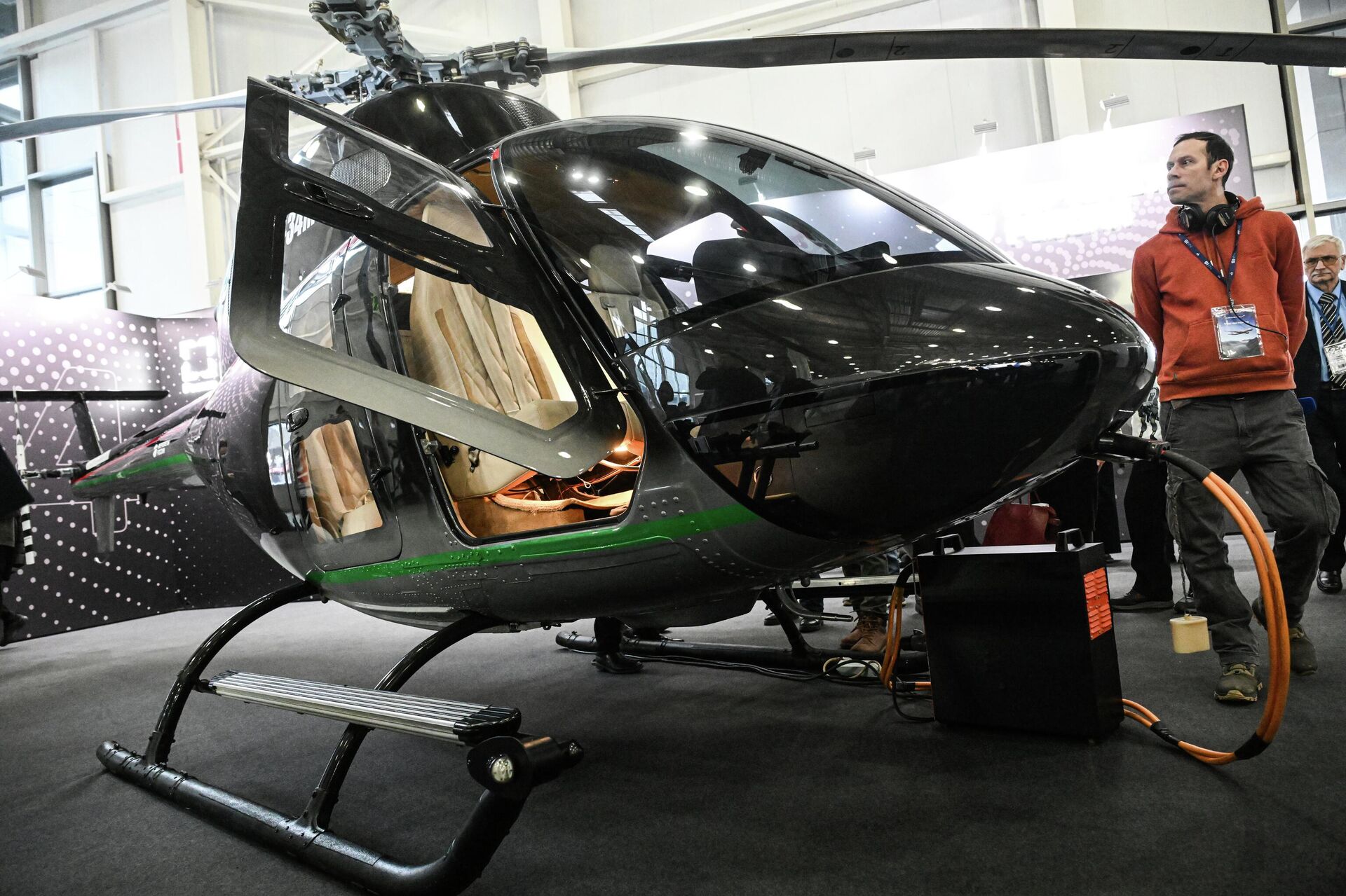 Helicóptero leve monomotor multifuncional Mi-34M1 na exposição do 13º Exposição Nacional de Infraestrutura de Aviação Civil 2026 - Sputnik Brasil, 1920, 04.02.2026
