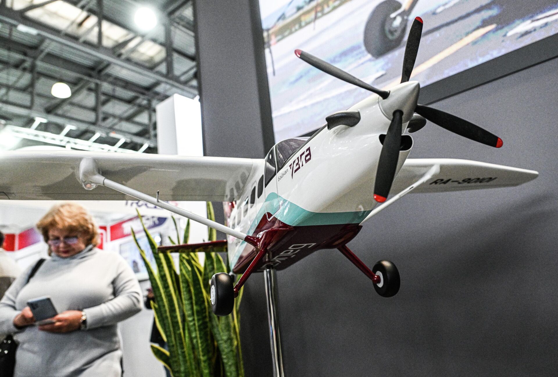 Maquete do avião turboélice LMS-901 Baikal no estande da Fábrica de Aviação Civil dos Urais UZGA - Sputnik Brasil, 1920, 04.02.2026