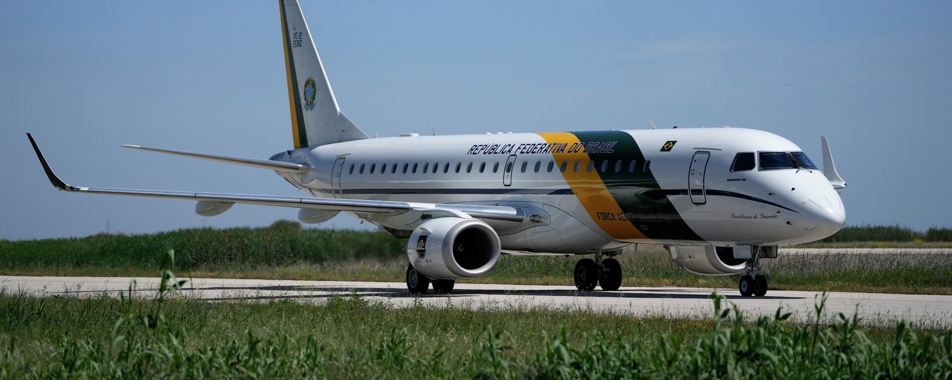 O Embraer 190 da Força Aérea Brasileira no aeródromo de Alverca, na região de Lisboa, Portugal, em abril de 2023. A aeronave faz parte da frota presidencial brasileira desde 2010 - Sputnik Brasil, 1920, 04.02.2026