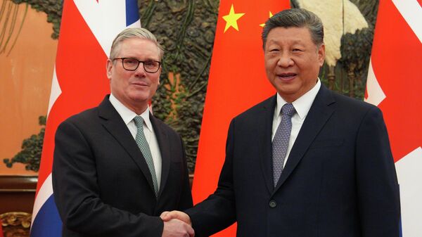 Keir Starmer, premiê britânico, cumprimenta o presidente chinês, Xi Jinping, antes de uma reunião em Pequim. China, 29 de janeiro de 2026 - Sputnik Brasil